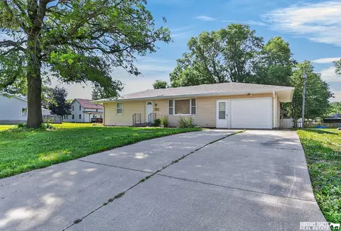 417 W F St, Elmwood, NE 68349