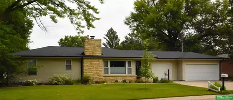 16 Fairview Dr, York, NE 68467