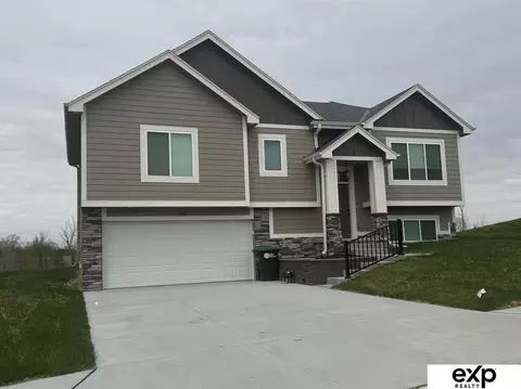 4009 N 215th St, Elkhorn, NE 68022