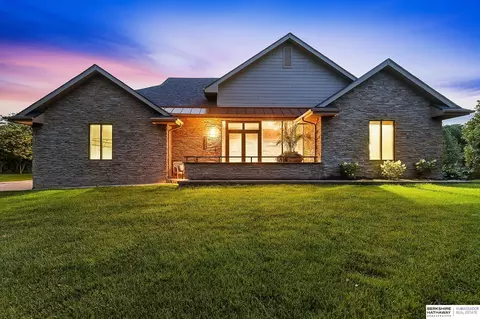 21428 Hickory St, Elkhorn, NE 68022