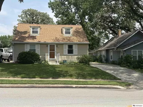7752 Oakwood St, Ralston, NE 68127