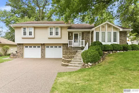 9259 Berry St, Omaha, NE 68127
