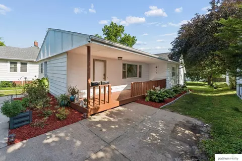 6006 Woolworth Ave, Omaha, NE 68106