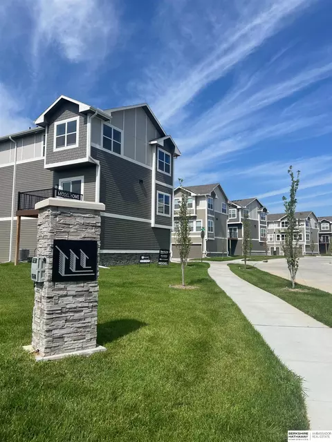 5402 S 207 Ct, Elkhorn, NE 68022