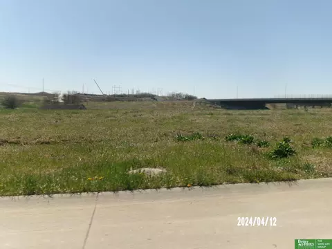 18451 Greenleaf St, Omaha, NE 68136