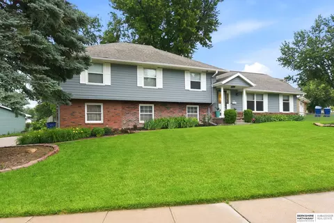 1105 Hackney Dr, Papillion, NE 68046
