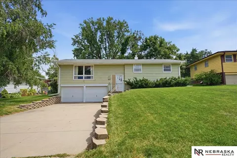 10913 Valley St, Omaha, NE 68144