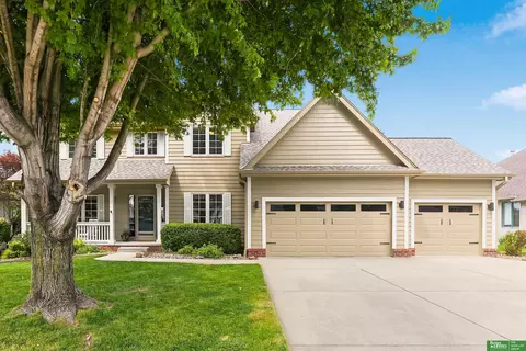 1910 Greyson Dr, Papillion, NE 68133