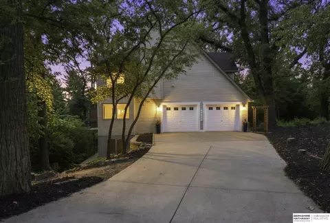 9905 N 30 Cir, Omaha, NE 68112