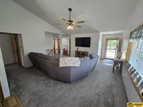 613 Springview Cir, Beatrice, NE 68310 photo 4