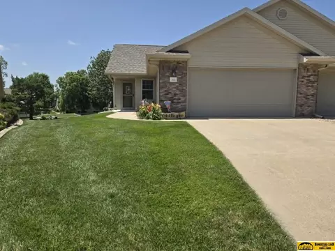 613 Springview Cir, Beatrice, NE 68310 photo 2
