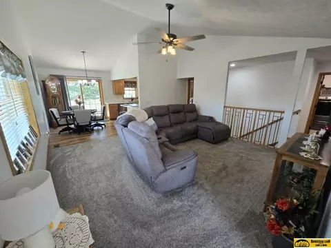 613 Springview Cir, Beatrice, NE 68310 photo 3