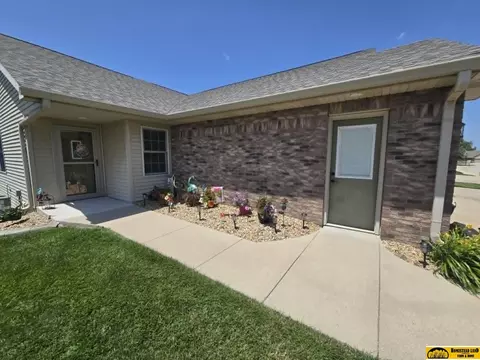 613 Springview Cir, Beatrice, NE 68310 photo 1