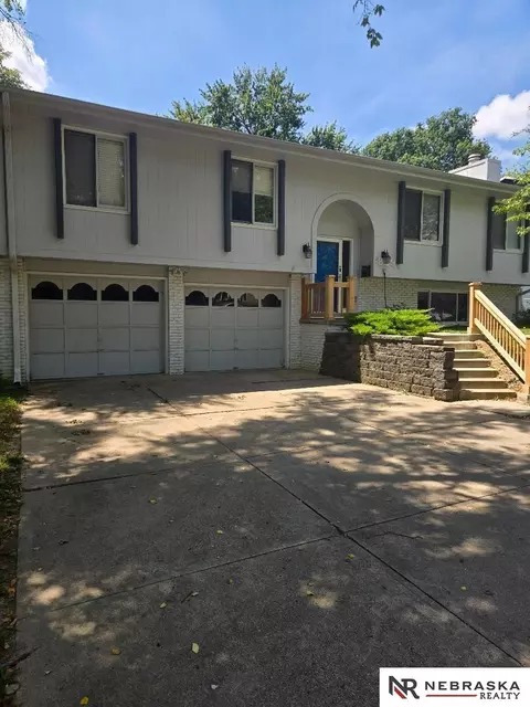 809 Waterford Cir, Papillion, NE 68046