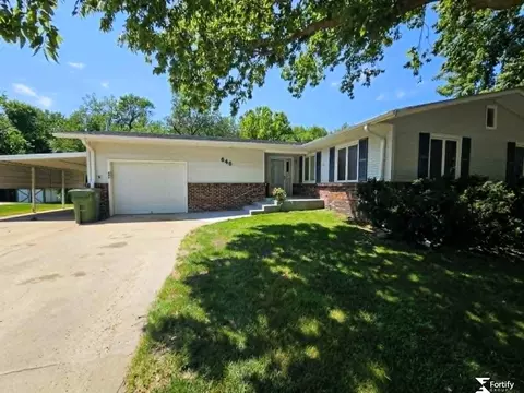 646 N 8th St, Geneva, NE 68361