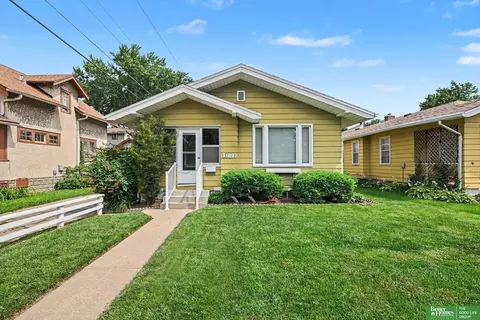 3212 Oak St, Omaha, NE 68105