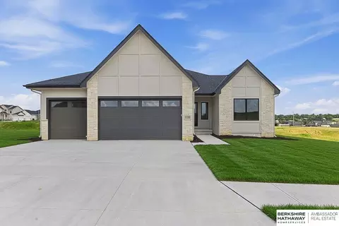 11105 S 221st St, Gretna, NE 68028
