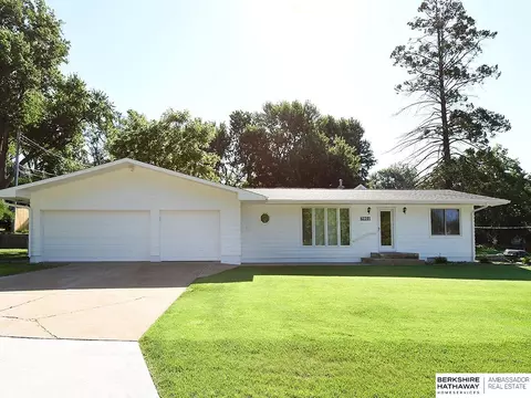 7803 N Ridge Dr, Omaha, NE 68112