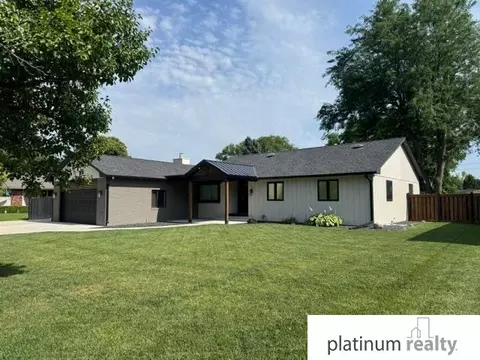 2255 Teakwood Dr, Fremont, NE 68025