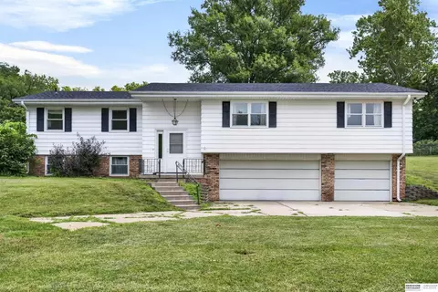 11303 Oakland Dr, Papillion, NE 68133