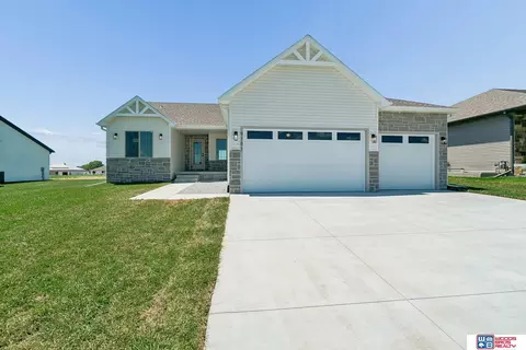 Exterior - 9101 Castle Pine Dr, Lincoln, NE 68516 photo 2 of 4