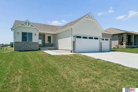 9101 Castle Pine Dr, Lincoln, NE 68516