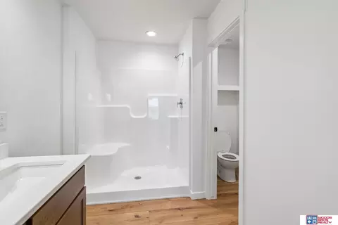 Bath - 9101 Castle Pine Dr, Lincoln, NE 68516 photo 2 of 4