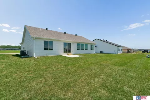 Exterior - 9101 Castle Pine Dr, Lincoln, NE 68516 photo 4 of 4