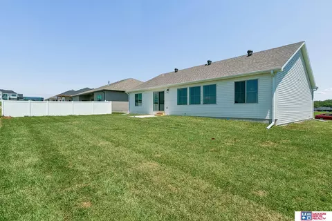 Exterior - 9101 Castle Pine Dr, Lincoln, NE 68516 photo 3 of 4