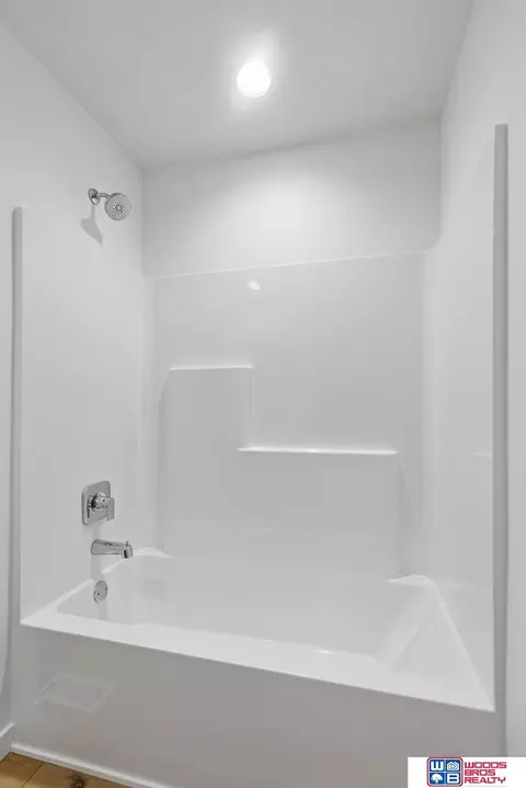 Bath - 9101 Castle Pine Dr, Lincoln, NE 68516 photo 3 of 4