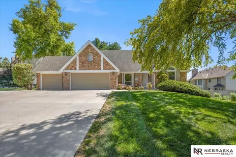 10605 Madison St, Omaha, NE 68127