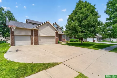 5840 Clear Creek Dr, Lincoln, NE 68516