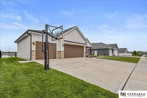 142 E Curtis St, Wahoo, NE 68066 photo 3