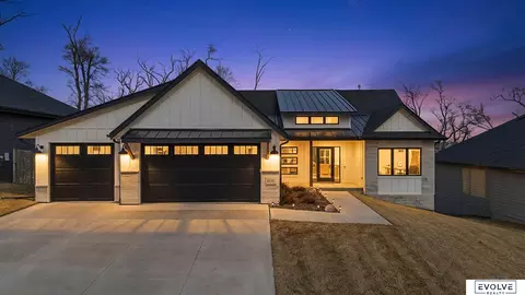 18128 Gretchen Ave, Elkhorn, NE 68022