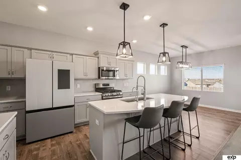 17608 Palisades Dr, Omaha, NE 68136