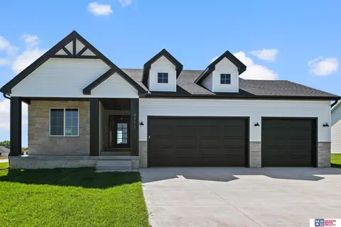 9111 Castle Pine Dr, Lincoln, NE 68516