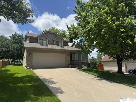804 Auburn Ln, Papillion, NE 68046