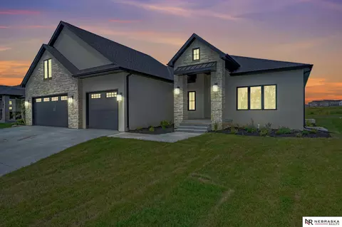 3600 Tree Line Dr, Lincoln, NE 68516