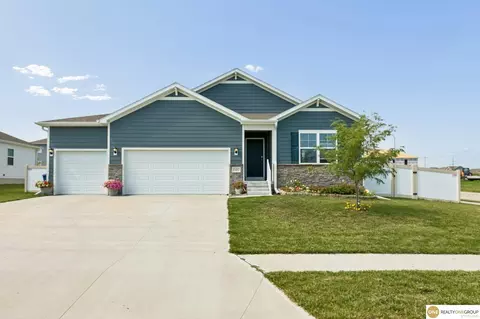 11452 Sunburst Dr, Papillion, NE 68046