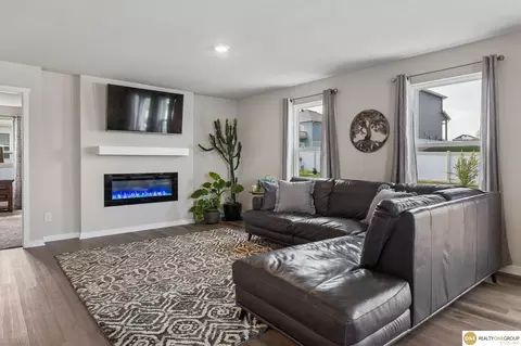 11452 Sunburst Dr, Papillion, NE 68046