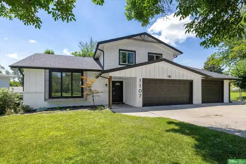 1107 Somerset Dr, Bellevue, NE 68005