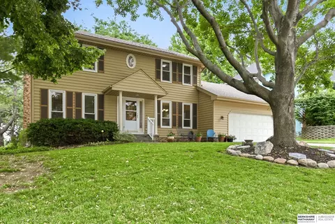 825 Valentine Ln, Papillion, NE 68046