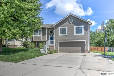 810 Clearwater Dr, Papillion, NE 68046