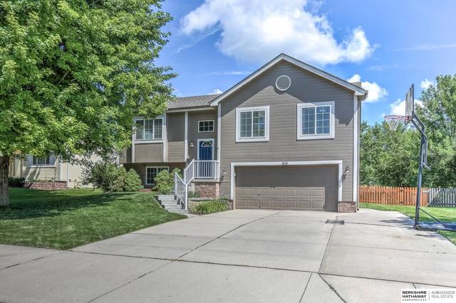 810 Clearwater Dr, Papillion, NE 68046
