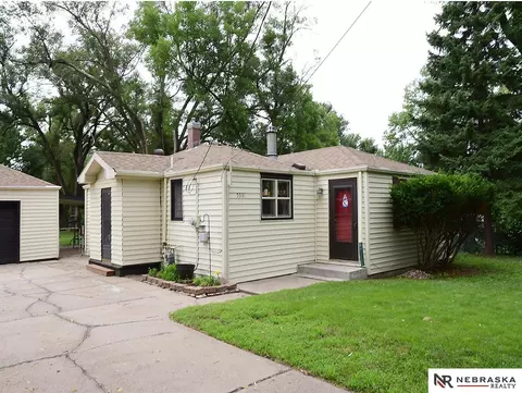 5931 Whitmore St, Omaha, NE 68152