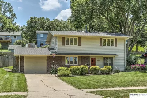 8569 Larimore Ave, Omaha, NE 68134