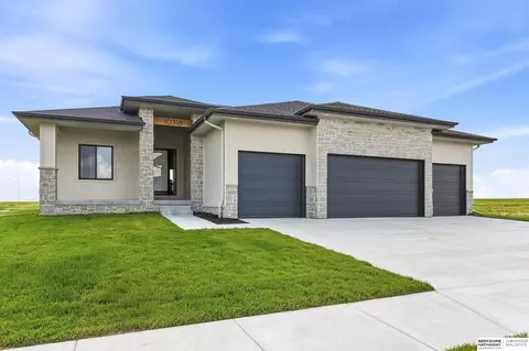 10316 S 212th St, Gretna, NE 68028