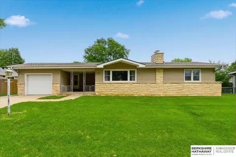 8209 S 40th St, Bellevue, NE 68147