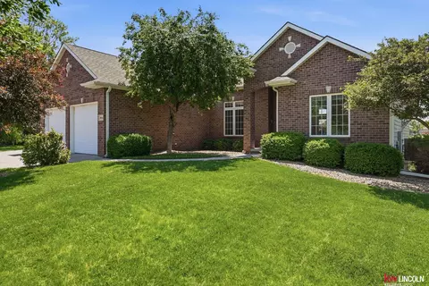 8601 Augusta Dr, Lincoln, NE 68526
