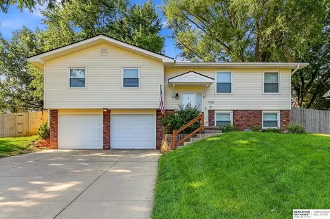 1425 Cherry Tree Ln, Papillion, NE 68133